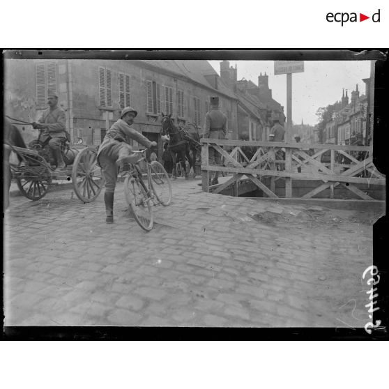 La Ferté-Milon (Aisne). Evacuation de civils. [légende d'origine]