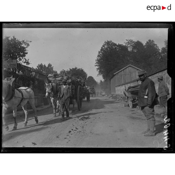 La Ferté-Milon (Aisne). Evacuation de civils. [légende d'origine]