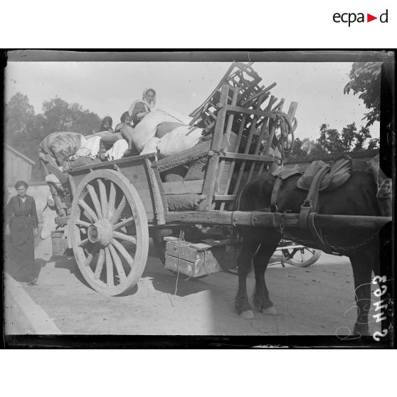 La Ferté-Milon (Aisne). Evacuation de civils. [légende d'origine]