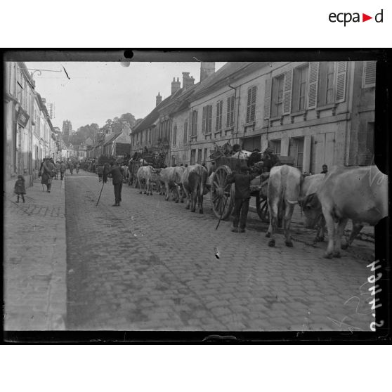 La Ferté-Milon (Aisne). Evacuation de civils. [légende d'origine]