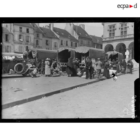 La Ferté-Milon (Aisne). Evacuation de civils. [légende d'origine]