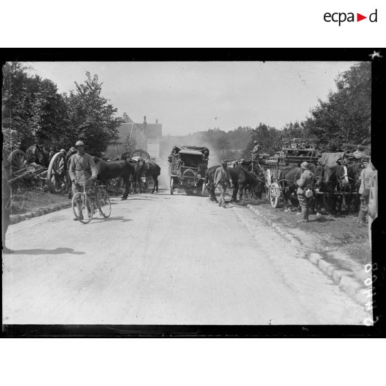 Route de Château-Thierry (Aisne), près de Montreuil-aux-Lions. Le 341ème régiment d'artillerie. [légende d'origine]