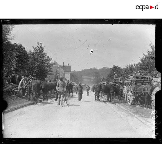 Route de Château-Thierry (Aisne), près de Montreuil-aux-Lions. Le 341ème régiment d'artillerie. [légende d'origine]