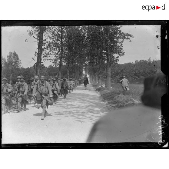 Route de Château-Thierry (Aisne), près de Montreuil-aux-Lions. Le 252ème régiment d'infanterie. [légende d'origine]