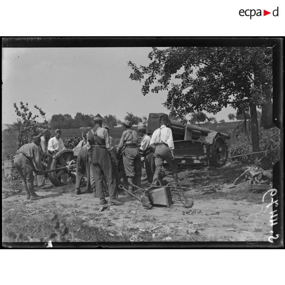 Courboin (Aisne). Mise en batterie d'une pièce de 155 long. [légende d'origine]