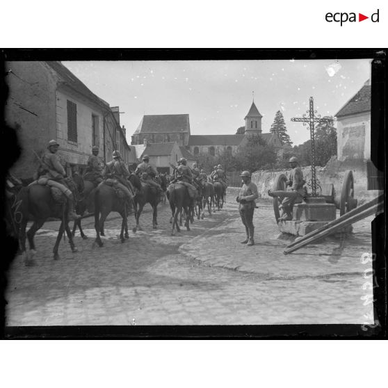 Moussy-le-Vieux (Seine-et-Marne). Le 8ème dragons sur la route. [légende d'origine]