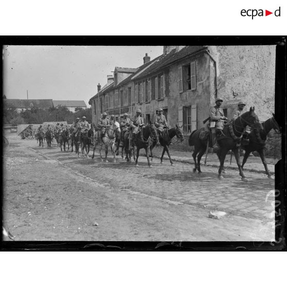 Moussy-le-Vieux (Seine-et-Marne). Le 8ème dragons sur la route. [légende d'origine]