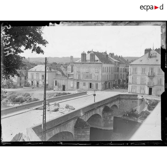 Château-Thierry (Aisne). Le pont sur le canal, au fond la cathédrale. [légende d'origine]