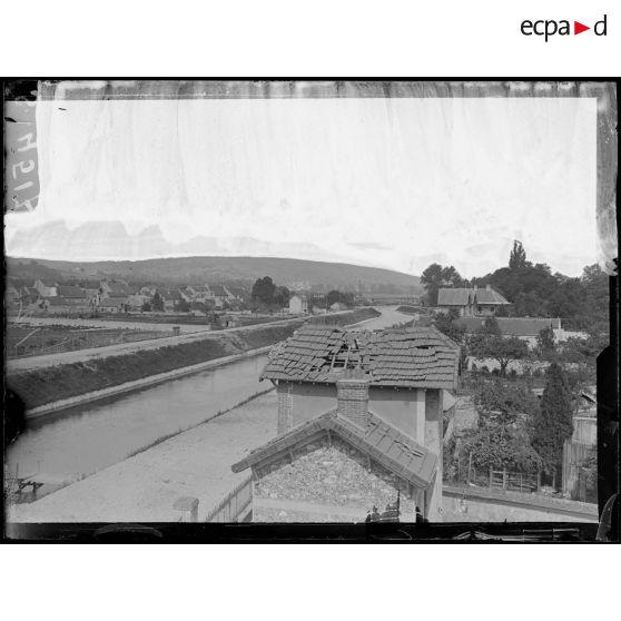 Château-Thierry (Aisne). Vue sur le canal. [légende d'origine]