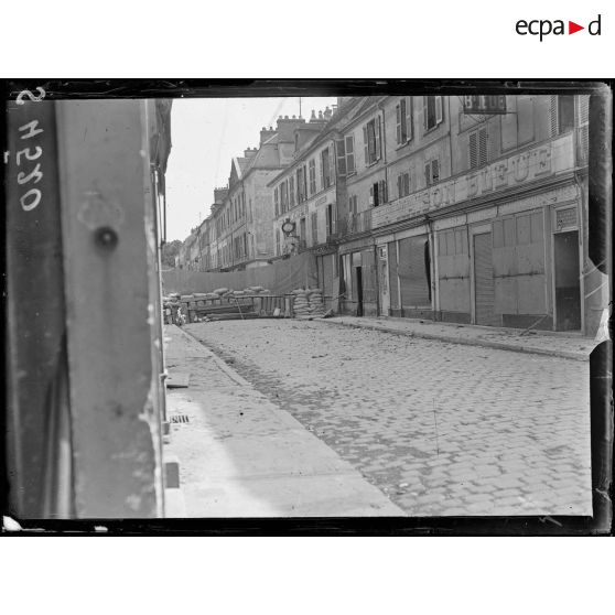 Château-Thierry (Aisne). La rue Carnot et une barricade. [légende d'origine]