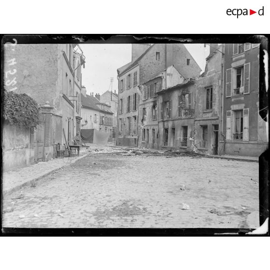 Château-Thierry (Aisne). Une place et un coin de la rue Carnot. [légende d'origine]