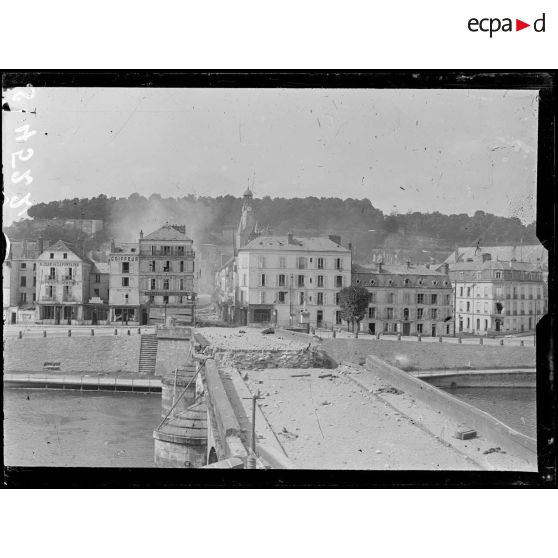 Château-Thierry (Aisne). Le pont sur la Marne sauté près d'une maison. [légende d'origine]