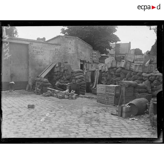 Château-Thierry (Aisne). Derrière une barricade, pendant sa faction, un poilu écrit aux siens. [légende d'origine]