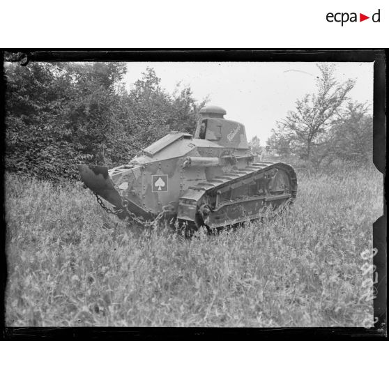 May-en-Multien (Seine-et-Marne). Tank Renault, manoeuvres diverses. [légende d'origine]