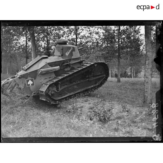 May-en-Multien (Seine-et-Marne). Tank Renault, manoeuvres diverses. [légende d'origine]