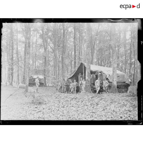 Vaumoise (Oise). Char d'assaut au repos sous bois. [légende d'origine]