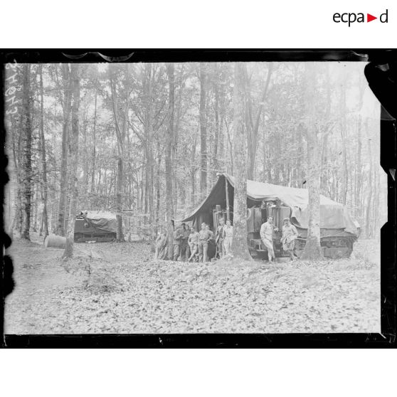 Vaumoise (Oise). Char d'assaut au repos sous bois. [légende d'origine]