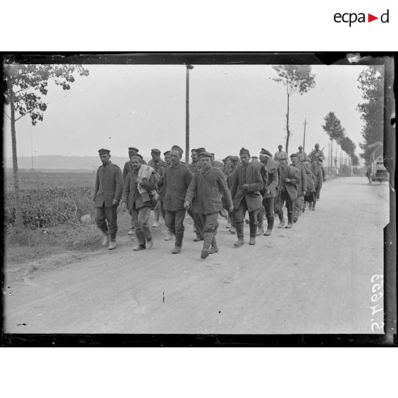 Trilport (Seine-et-Marne). Prisonniers allemands venant des lignes. [légende d'origine]