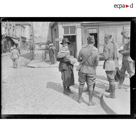 La Ferté-sous-Jouarre (Seine-et-Marne). La marchande de journaux. [légende d'origine]