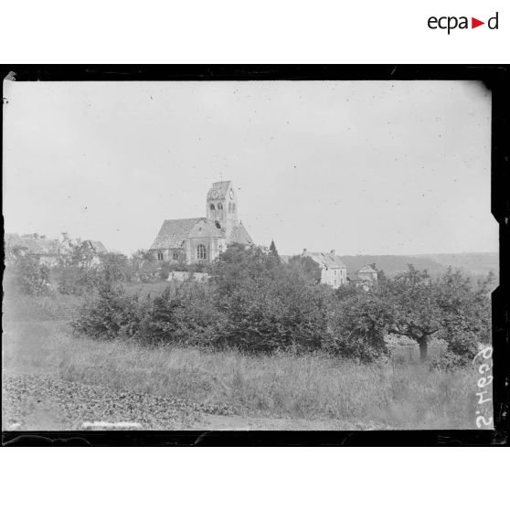 Veuilly-la-Poterie (Aisne). L'église. Les côtes du fond sont occupées par les allemands. [légende d'origine]