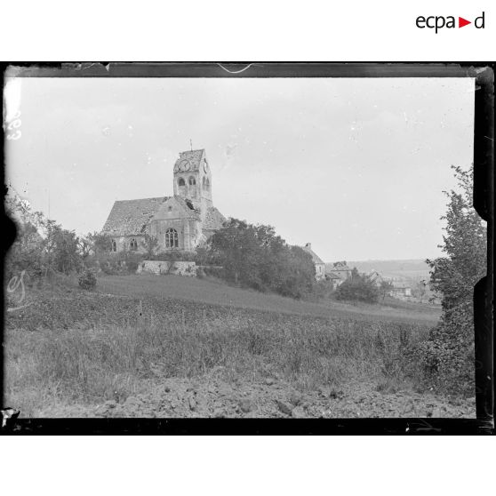 Veuilly-la-Poterie (Aisne). L'église et le village. [légende d'origine]