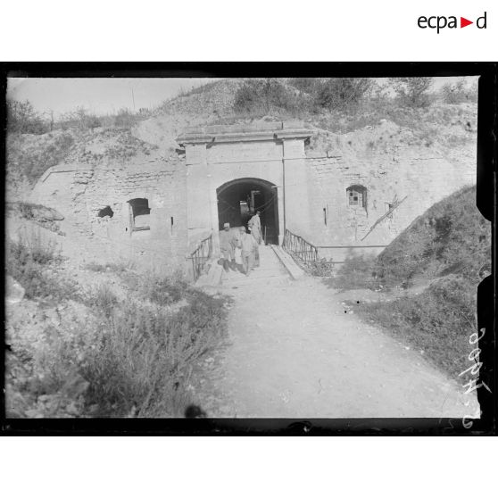 l'entrée du fort du Camp des Romains. [légende d'origine]