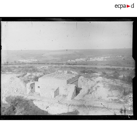 Vue sur les casernes et la forêt d'Apremont. [légende d'origine]