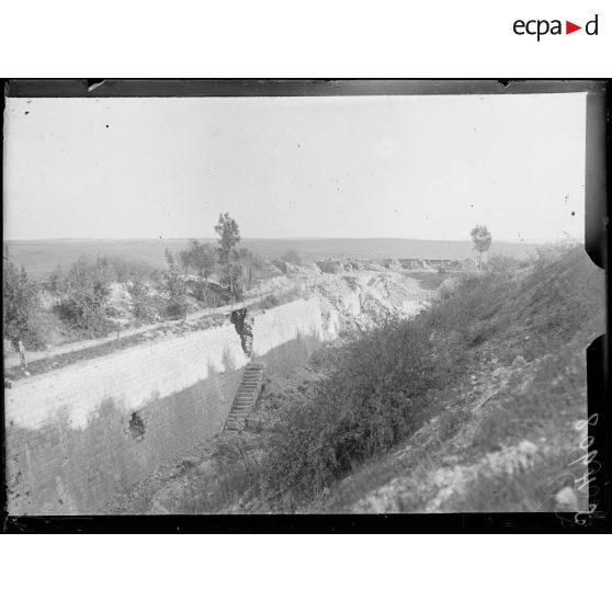 Fort du Camp des Romains. Vue sur les fossés. [légende d'origine]