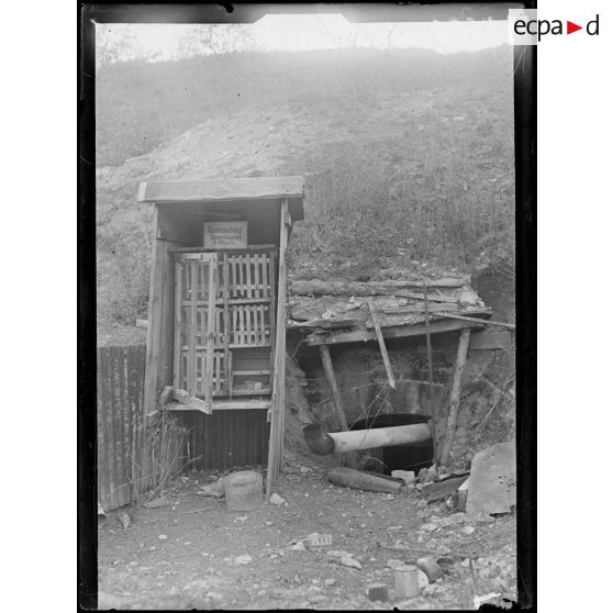 Fort du Camp des Romains. Un poste de pigeons voyageurs dans le fort. [légende d'origine]