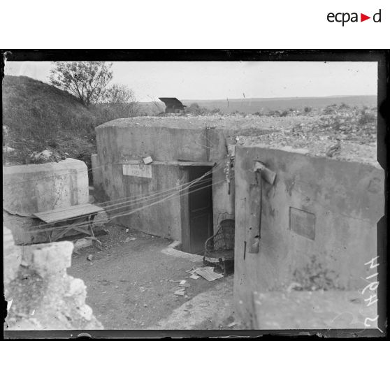 Fort du Camp des Romains. Un observatoire installé par les Allemands sur les parapets du fort. [légende d'origine]