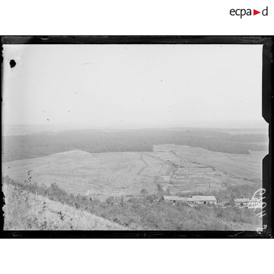 Panorama des hauts de Meuse pris du Mont Sec, qui appartenait aux Allemands. [légende d'origine]