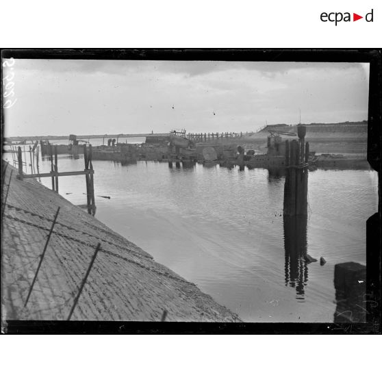 Zeebruges, Belgique. L'embouteillage du port. Croiseurs anglais coulés. [légende d'origine]