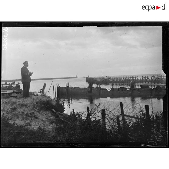 Zeebruges, Belgique. L'embouteillage du port. Croiseurs anglais coulés à l'entrée du port. [légende d'origine]