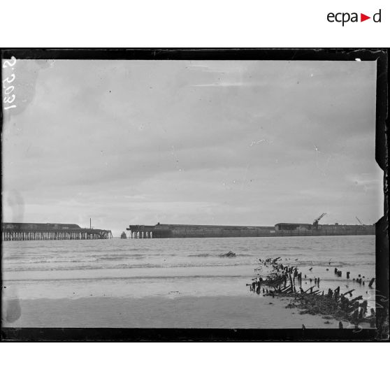 Zeebruges, Belgique. La digue à l'endroit détruit par les allemands. [légende d'origine]