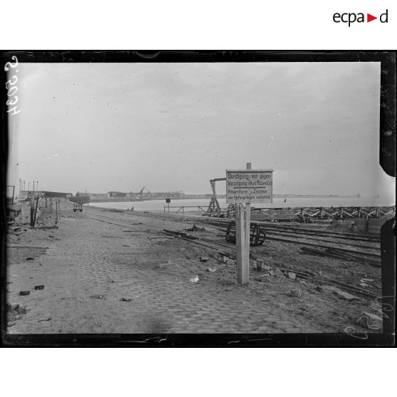 Zeebruges, Belgique. La digue, écriteau allemand. [légende d'origine]