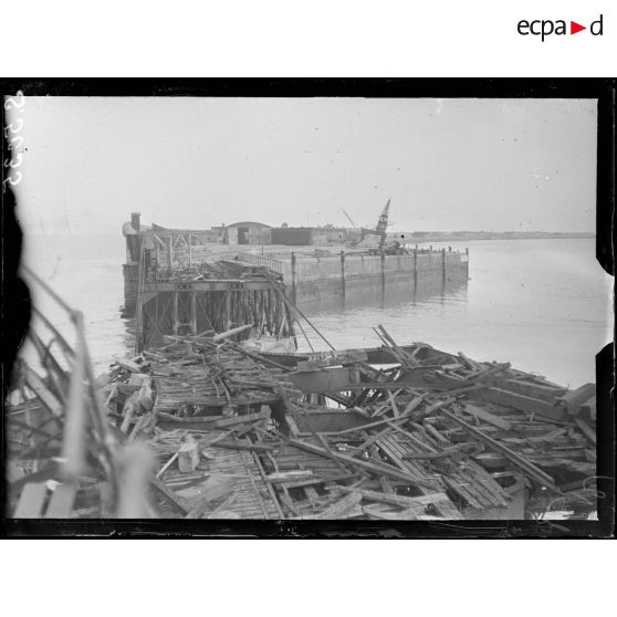 Zeebruges, Belgique. Une partie de la digue détruite. [légende d'origine]