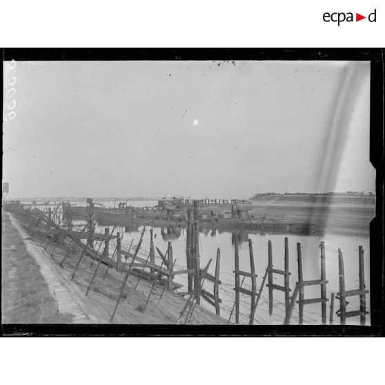 Zeebruges, Belgique. Les croiseurs anglais coulés à l'entrée du port. [légende d'origine]