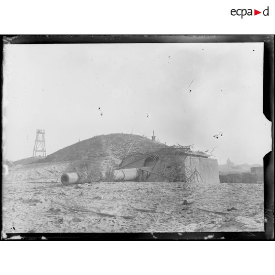 Knocke, Belgique. Une pièce de 305 de marine de la batterie Kaiser Wihlelm. [légende d'origine]