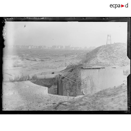 Knocke, Belgique. Vue d'une batterie de 4 pièces de marine installée par les allemands. [légende d'origine]