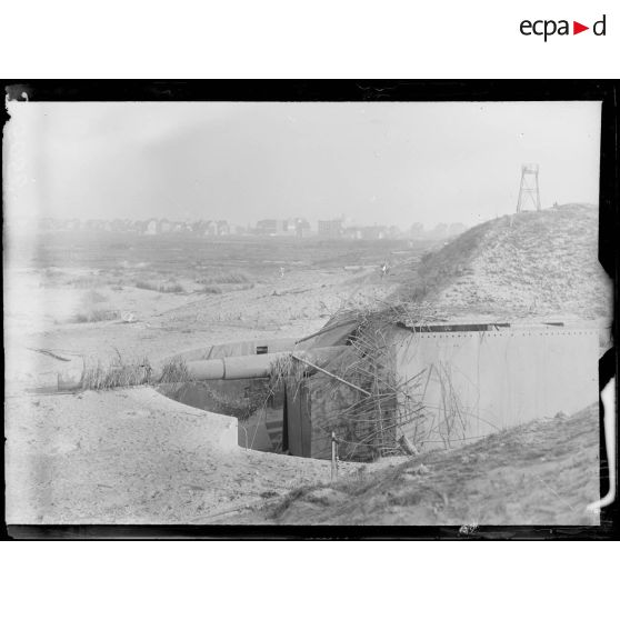 Knocke, Belgique. Vue d'une batterie de 4 pièces de marine installée par les allemands. [légende d'origine]