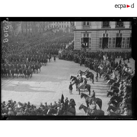 Bruxelles. Entrée des souverains. Les troupes défilent devant le roi et la reine. [légende d'origine]