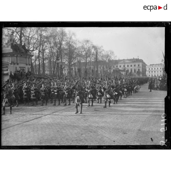 Bruxelles. Entrée des souverains. Défilé de troupes, les écossais. [légende d'origine]