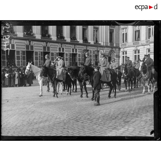 Bruxelles. Entrée des souverains. Le roi, la reine, le prince héritier assistent au défilé des troupes. [légende d'origine]