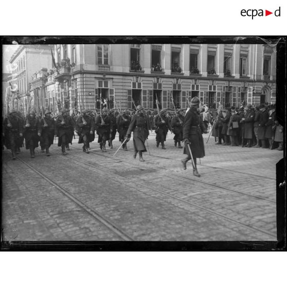 Bruxelles. Entrée des souverains. Les troupes défilant devant le roi, la reine, le prince héritier. [légende d'origine]