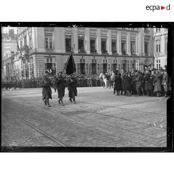 Bruxelles. Entrée des souverains. Les troupes défilant devant le roi, la reine, le prince héritier. [légende d'origine]