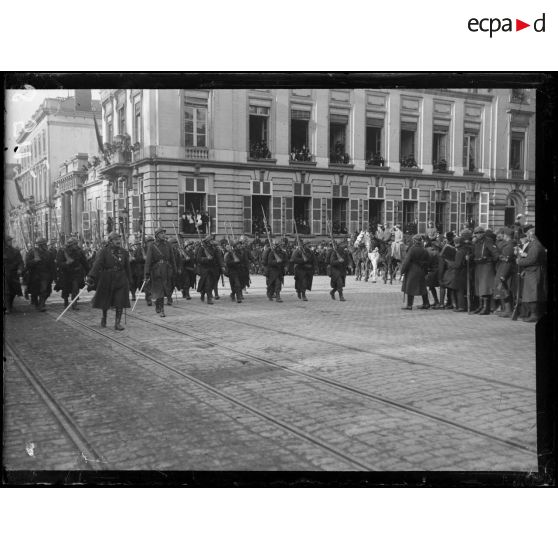 Bruxelles. Entrée des souverains. Défilé des troupes. [légende d'origine]