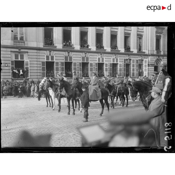 Bruxelles. Entrée des souverains. Le roi, la reine, le prince héritier assistent au défilé des troupes. [légende d'origine]