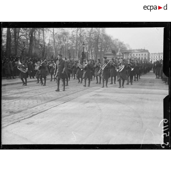 Bruxelles. Entrée des souverains. Défilé des troupes, la musique d'un régiment. [légende d'origine]