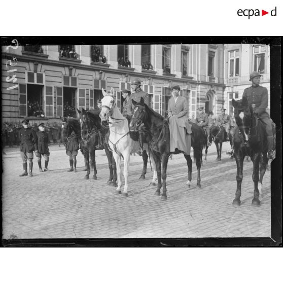 Bruxelles. Entrée des souverains. Le roi, la reine, le prince héritier. [légende d'origine]