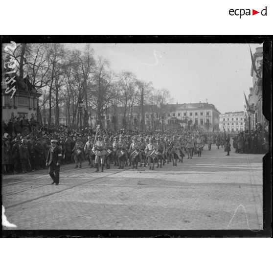 Bruxelles. Entrée des souverains. Défilé des troupes, la musique d'un régiment. [légende d'origine]